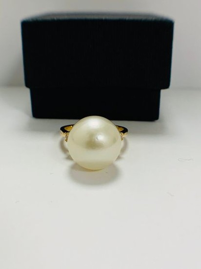 14ct Yellow Gold Pearl and Diamond ring featuring...