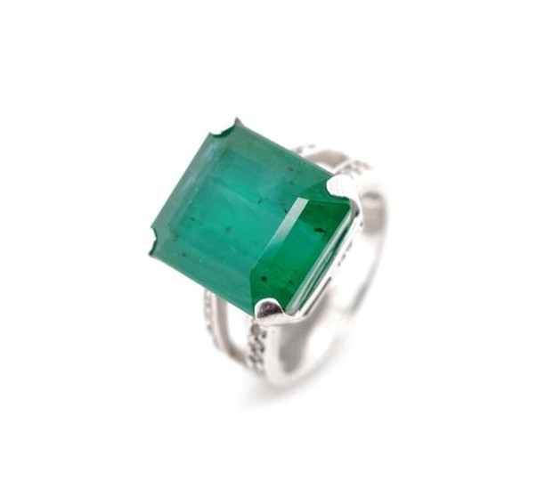 15.80ct Emerald set 18ct white gold ring with pave diamond s...