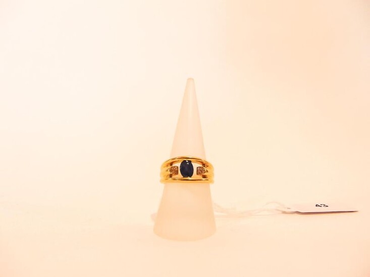 18 karat yellow gold ring set with a sapphire with two diamonds, t. 56, approx. 9 g.