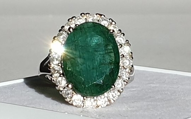 18 kt. White gold - Ring - 5.86 ct Emerald - Diamonds