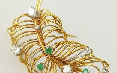18 kt. Yellow gold - Diamond Brooch - 750 yellow-gold - diamonds + emerald - 0.89 ct Diamond - Emerald