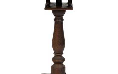 18TH C. QUEEN ANNE WALNUT DISH TOP CANDLE STAND.