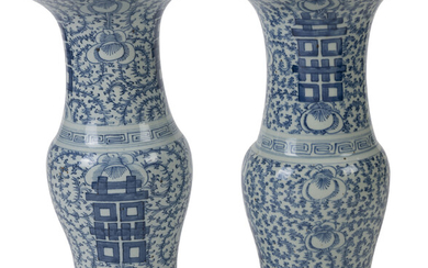 2 vases en porcelaine, Chine, dynastie Qing, décor en bleu du shuangxi ("double bonheur conjugal") entouré de rinceaux de fleurs, frise de
