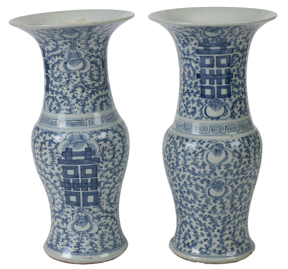 2 vases en porcelaine, Chine, dynastie Qing, décor en bleu du shuangxi ("double bonheur conjugal") entouré de rinceaux de fleurs, frise de