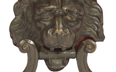 243 ITALIE ? Heurtoir en bronze figurant un lion tenant dans sa gueule la partie...