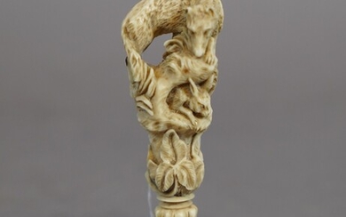 243- Sceau en ivoire sculpté à décor d'un loup et d'un lièvre