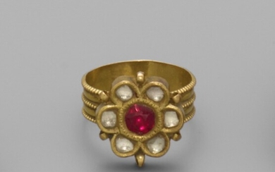 An Indian gold ring. 20th century