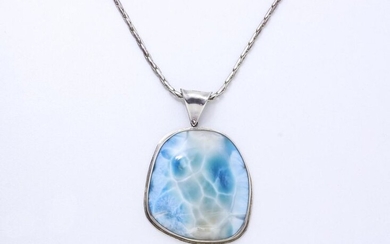 925 silver pendant decorated with an important stone cabochon of Larimar from the Dominican Republic. It is accompanied by a silver plated metal chain decorated with a clasp snap hook.
