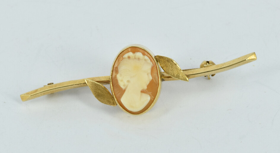 A 9CT ROSE GOLD AND CAMEO BROOCH