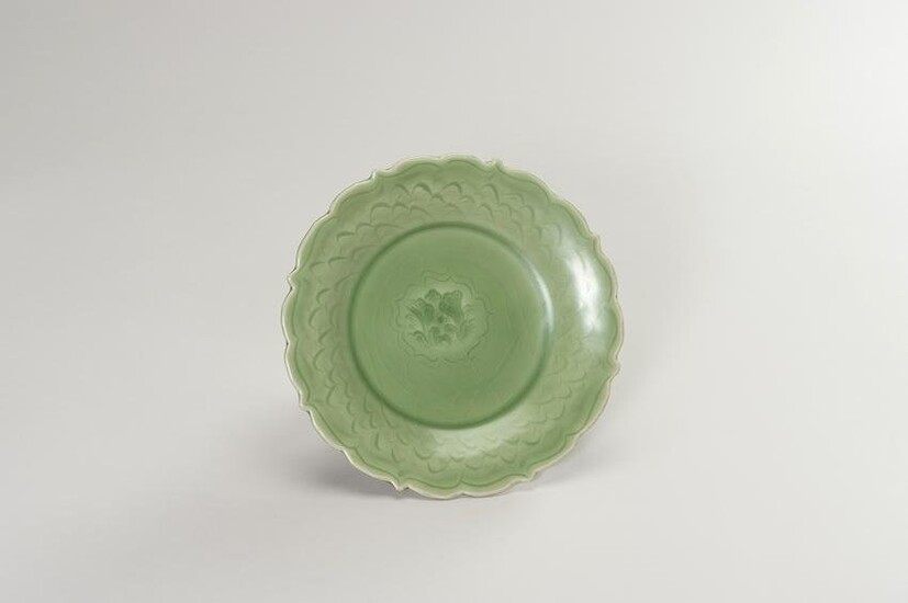 A BARBED MING-STYLE LONGQUAN CELADON PLATE