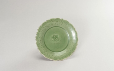 A BARBED MING-STYLE LONGQUAN CELADON PLATE