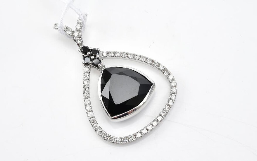 A BLACK TOURMALINE AND DIAMOND PENDANT IN 18CT WHITE GOLD WITH BLACK DIAMOND DETAIL, TO A DISPLAY CHAIN