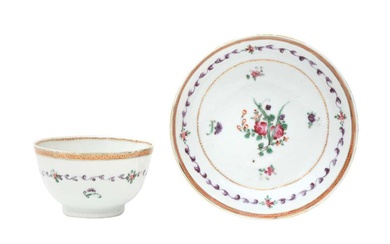 A CHINESE FAMILLE-ROSE CUP AND SAUCER 十八至十九世紀 粉彩花卉紋盃及盤