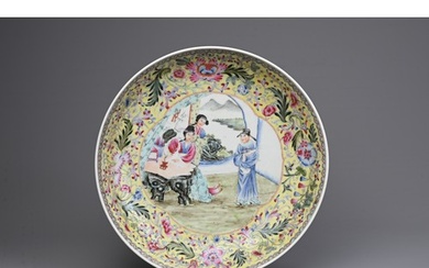 A CHINESE FAMILLE ROSE ENAMELLED PORCELAIN DISH, 20TH CENTUR...
