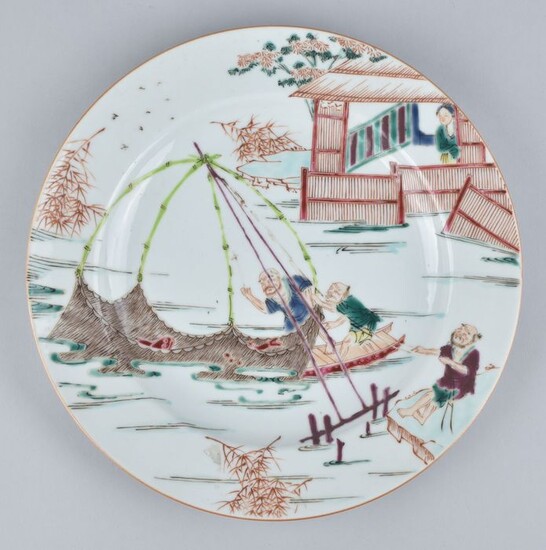 A CHINESE FAMILLE ROSE "FISHING" PLATE - Porcelain - China - Qing Dynasty (1644-1911)