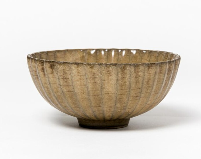 A CHINESE GREEN-BROWN GLAZED CERAMIC BOWL