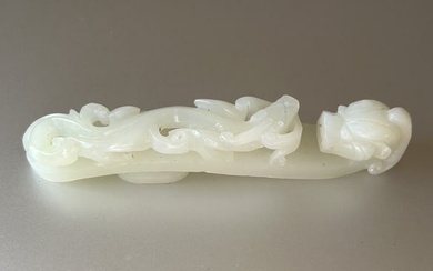 A CHINESE QING DYNASTY WHITE JADE DRAGON BELT HOOK, 19TH CENTURY