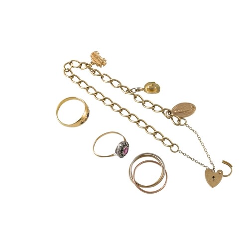 A COLLECTION OF 9CT YELLOW GOLD JEWELLERY, including rings a...
