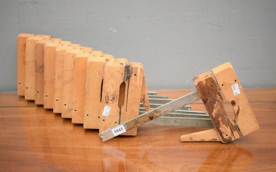 A COLLECTION OF TEN WOODEN BOAT BUILDER'S CLAMPS (29CM) (LEONARD JOEL DELIVERY SIZE: SMALL)