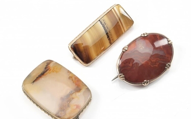 A COLLECTION OF THREE AGATE BROOCHES WITH GOLD SET FRAMES, THE RECTANGULAR ONE 35x26mm, THE OVAL 35x25mm AND THE LAST ONE 38x16mm