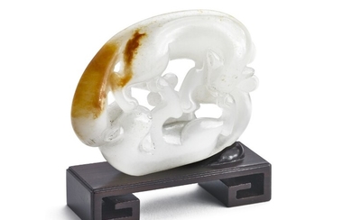 A Chinese jade pendant with a yellow splash and carved in the shape of feline animals in circle. Qing, 19. century. Weight 69 g. 5×6.5 cm.