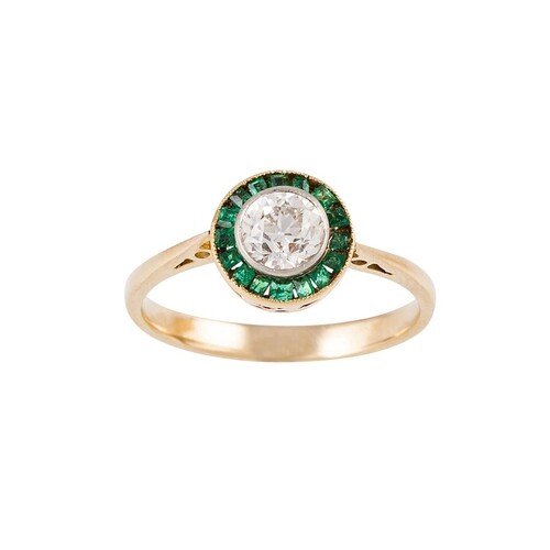 A DIAMOND AND EMERALD TARGET CLUSTER RING, the old cut diamo...