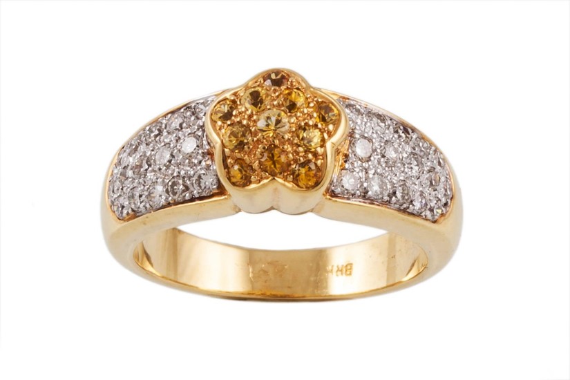 A DIAMOND DRESS RING, with yellow and white diamonds of appr...
