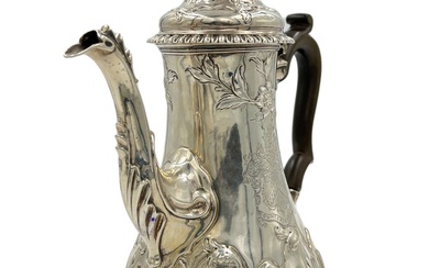 A FINE QUALITY GEORGIAN SILVER COFFEE POT WITH EMBOSSED...