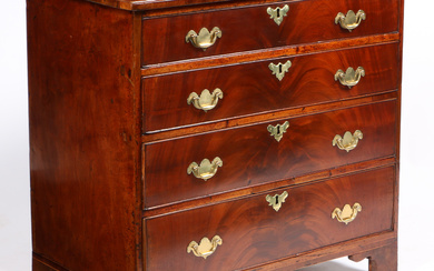 A GEORGE III MAHOGANY CHEST OF DRAWERS.