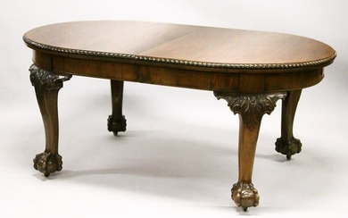 A GEORGIAN STYLE MAHOGANY EXTENDING DINING TABLE WITH