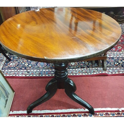 A Georgian Mahogany circular Side Table on tripod base. D 65...