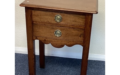 A Georgian mahogany two-drawer side table. Est. £50 - £80.