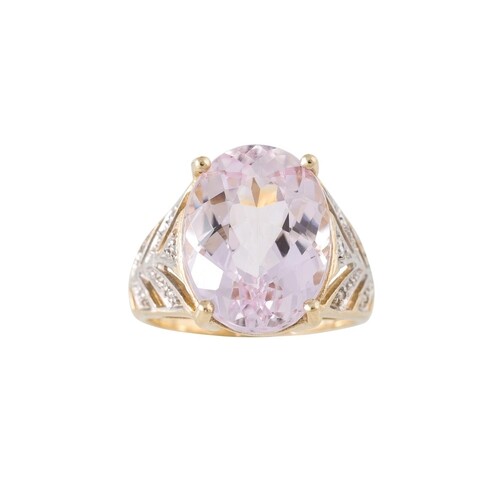 A KUNZITE AND DIAMOND CLUSTER RING, mounted in 9ct gold, siz...