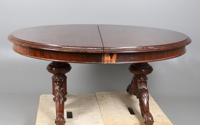 A LARGE VICTORIAN MAHOGANY EXTENDING DINING TABLE.