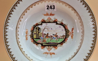 A LATE 18th C. CHINESE SOUP PLATE CENTRALLY PAINTED WITH A MEISSEN STYLE VIGNETTE OF A EUROPEAN