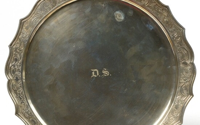 A Louis XV round silver dish with a wing decorated with "Rocailles" chased with the hallmarks of Liège, François-Charles de Velbruck dated with the letter "H" for 1780 and the goldsmith L.D. for Léonard Defossez (?). Figured in the center D.S...