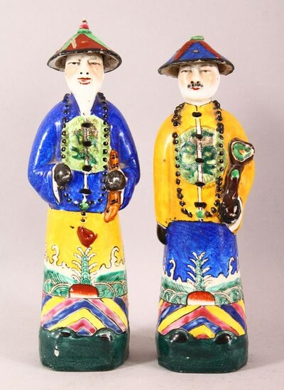 A PAIR OF 20TH CENTURY CHINESE FAMILLE ROSE PORCELAIN