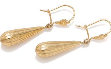 A PAIR OF 9CT GOLD EARRINGS; reeded pendulous drops to...