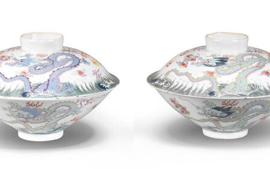 A PAIR OF FAMILLE ROSE 'DRAGON' BOWLS AND COVERS