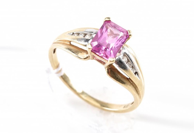 A PINK SAPPHIRE AND DIAMOND RING IN 9CT GOLD