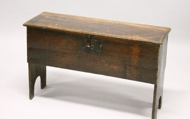 A PLAIN EARLY 18TH CENTURY ELM PLANK COFFER, with