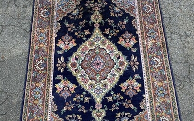 SOLD. A Persian rug, medallion design. C. 2000. 220 x 139 cm. – Bruun Rasmussen...