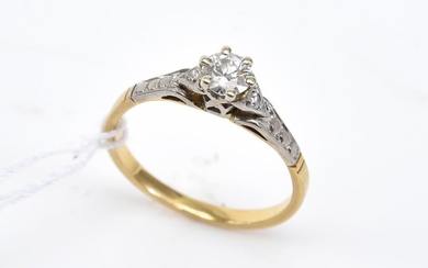 A SOLITAIRE DIAMOND RING IN 18CT GOLD