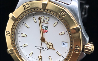 A TAG HEUER 2000 SERIES, PROFESSIONAL QUARTZ WRIST WATCH WITH A TWO COLOUR STAINLESS STEEL