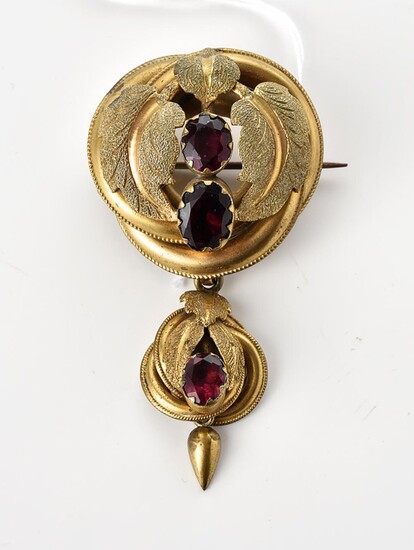 A VICTORIAN PASTE SET BROOCH IN ROLLED GOLD, FEATURING FOLIAGE DECORATION, TOTAL LENGTH 60MM