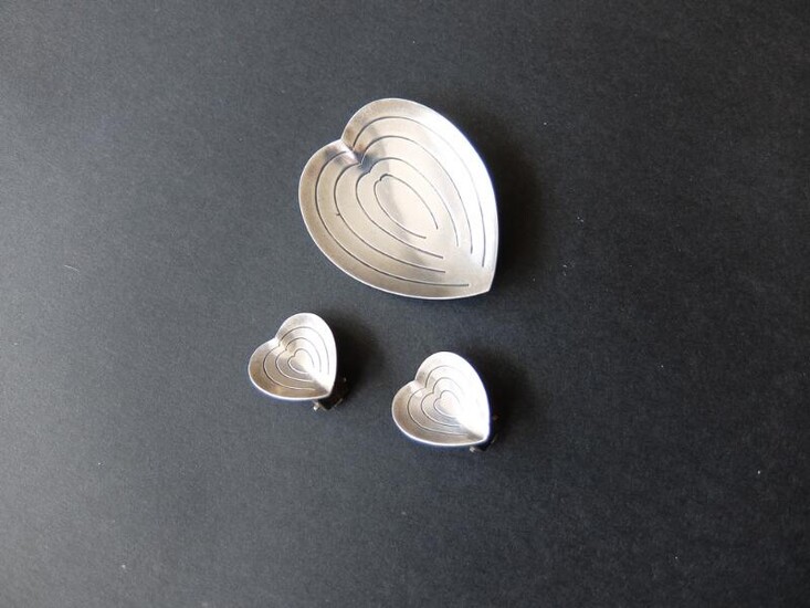 NOT SOLD. A sterling silver jewellery set comprising a leaf shaped brooch and a pair of ear clips. 1.2 x 1.8 cm.- 3.2 x 4 cm. (3) – Bruun Rasmussen Auctioneers of Fine Art