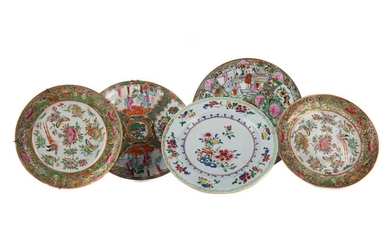 AN 18TH CENTURY CHINESE EXPORT FAMILLE ROSE PLATE