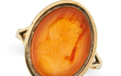 AN ANTIQUE CARNELIAN INTAGLIO RING in yellow gold, the
