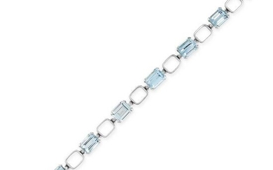 AN AQUAMARINE BRACELET in 18ct white gold, set with