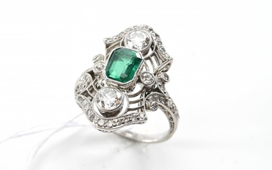 AN ART DECO EMERALD AND DIAMOND PLAQUE RING IN PLATINUM, SIZE J